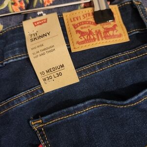 NWT Levi mid-rise skinny jeans